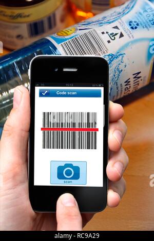 Lettore di codici a barre, la lettura del codice a barre su un prodotto con uno smart phone, iPhone Foto Stock