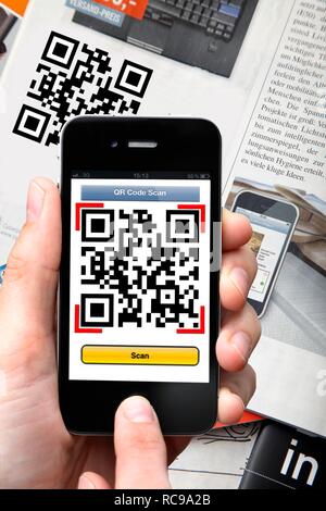 Il codice QR-code reader, Quick Codice di risposta, la lettura di un codice QR con uno smartphone e iPhone Foto Stock