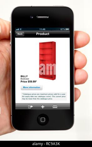 IPhone, smartphone app sul display, il catalogo IKEA, shopping Foto Stock