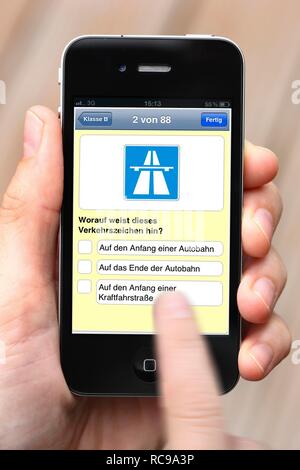 Iphone, smart phone, app sullo schermo, la formazione per la teoria di guida test Foto Stock