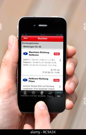 Iphone, smart phone, app sullo schermo, notizie sul traffico, le informazioni sul traffico Foto Stock