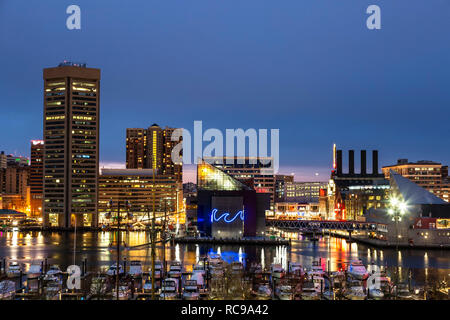 Baltimore Skyline al crepuscolo, Acquario Nazionale (con neon wave), e le barche in marina, Porto Interno, Patapsco River, Baltimore, Maryland, Stati Uniti d'America Foto Stock