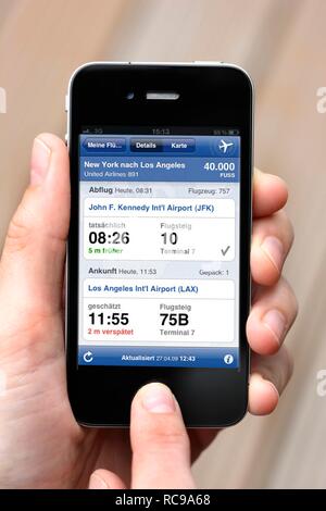 Iphone, smart phone, app sullo schermo, partenze e arrivi e i collegamenti aerei Foto Stock