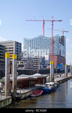 Sandtorkai con Elbphilharmonie Concert Hall, HafenCity di Amburgo, PublicGround Foto Stock