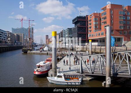 Sandtorkai con Elbphilharmonie Concert Hall, HafenCity di Amburgo, PublicGround Foto Stock