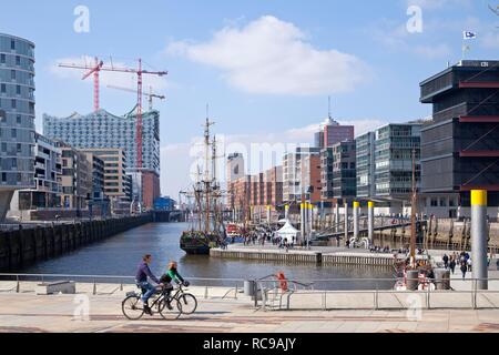 Sandtorkai con Elbphilharmonie Concert Hall, HafenCity di Amburgo, PublicGround Foto Stock