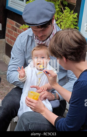 Eltern füttern ihr Baby mit Brei | genitori alimentando il loro bambino wit pap Foto Stock