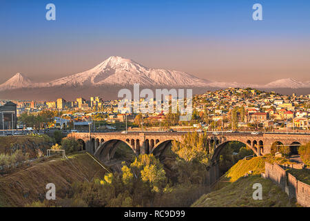 Il vecchio ponte ad arco con le cime del Monte Ararat a Yerevan, Armenia. Foto Stock