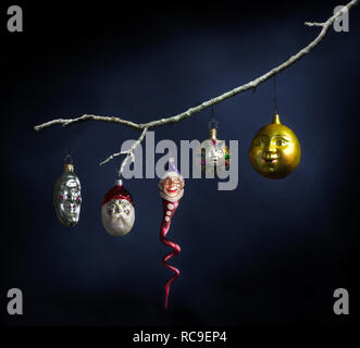 Ancora vita composta di ornamenti Natale pendente dal ramo di albero. Foto Stock