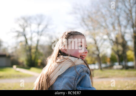 Bambina giocando in posizione di parcheggio Foto Stock