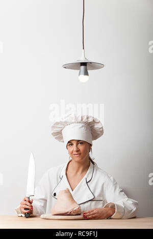 Lo chef femmina con un coltello Foto Stock