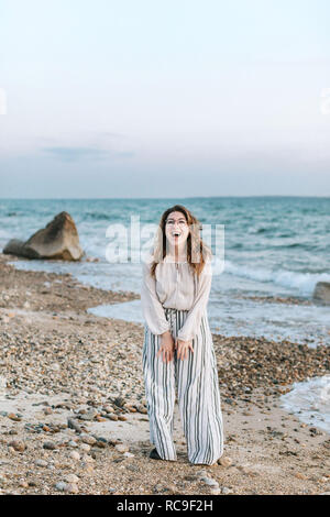 Giovane donna di ridere sulla spiaggia, ritratto, Menemsha, Martha's Vineyard, Massachusetts, STATI UNITI D'AMERICA Foto Stock