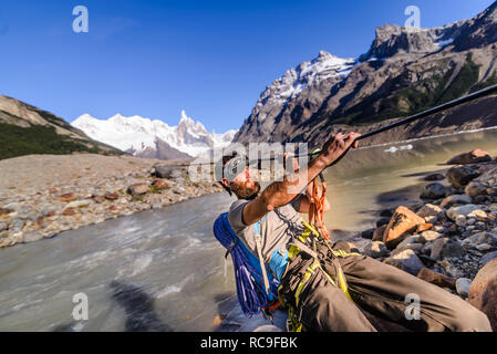 Scalatore di scorrimento sulla fune sul fiume, El Chaltén, Sud Patagonia Argentina Foto Stock