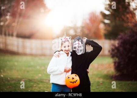 Fratelli in costume di halloween che pongono in posizione di parcheggio Foto Stock