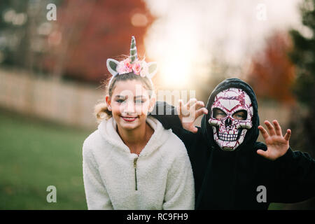 Fratelli in costume di halloween che pongono in posizione di parcheggio Foto Stock