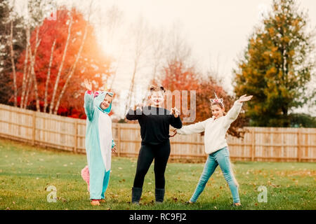 Ragazze in costume di halloween che pongono in posizione di parcheggio Foto Stock