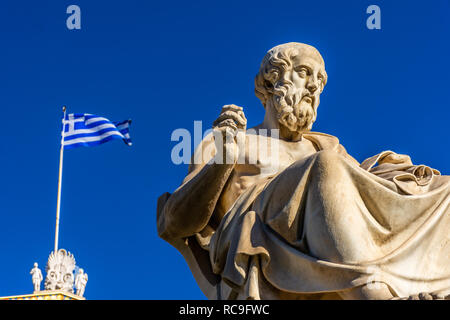 Statua del filosofo greco Platone di fronte alla Accademia di Atene, Grecia Foto Stock