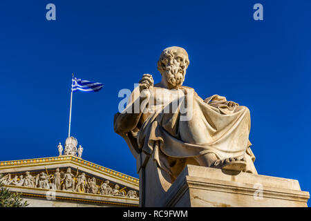 Statua del filosofo greco Platone di fronte alla Accademia di Atene, Grecia Foto Stock