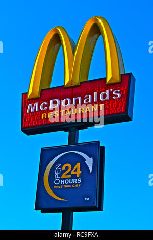 Ristorante McDonald's segno, e aperto 24 ore Drive-Thru solo segno di Pencoed Servizi, Junction 35 M4, nel Galles del Sud. Cielo blu chiaro dello sfondo. Foto Stock