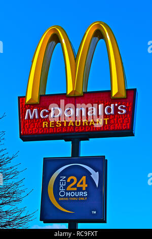 Ristorante McDonald's segno, e aperto 24 ore Drive-Thru solo segno di Pencoed Servizi, Junction 35 M4, nel Galles del Sud. Cielo blu chiaro dello sfondo. Foto Stock