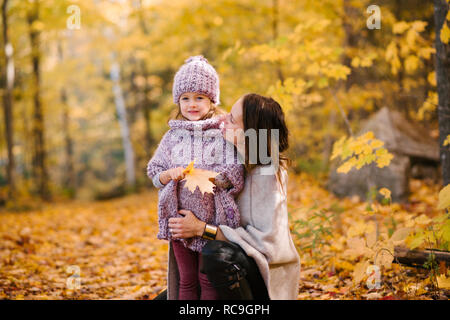 Madre e figlia in foresta Foto Stock