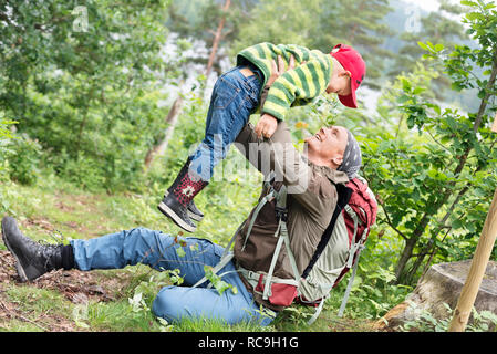 Padre giocando con il figlio Foto Stock