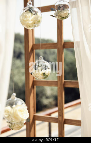Decorazioni in vetro per un arco di nozze Foto Stock