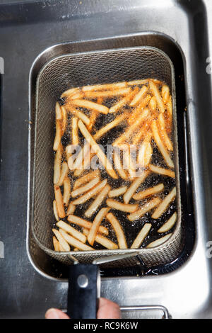 Friggere le patatine fritte Foto Stock