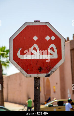 Primo piano del vecchio e gratta e vinci stop sulla strada di Marrakech, Marocco Foto Stock