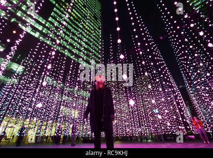 Solo uso editoriale Martine Basson interagisce con immersione da Squidsoup all annuale Canary Wharf Winter Festival luci 2019, Londra. Foto Stock