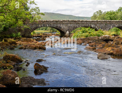 Blackstones ponte sulla parte superiore del Fiume Caragh, Ring of Kerry, Irlanda Foto Stock