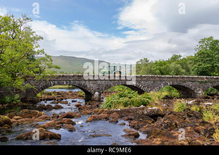 Il trattore sul Blackstones ponte sopra la parte superiore del Fiume Caragh, Ring of Kerry, Irlanda Foto Stock