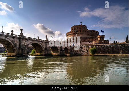 Roma, Italia, 05/06/2018: in background 'Castel Sant'Angelo', sulla sinistra 'ponte sant'angelo', in stretta fino al fiume Tevere. Foto Stock