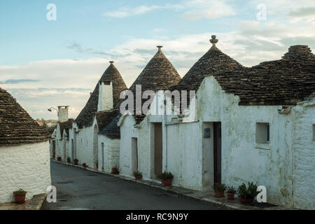 'Trulli' case della città di da Alberobello nella regione Puglia (Puglia in italiano), se l'Italia. Foto Stock