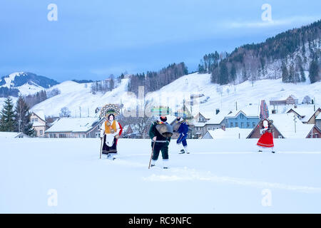 Swiss, Appenzell, Urnasch, Silvesterchlausen (Capodanno Spiriti), i gruppi di Klause intonare yodl locale Foto Stock
