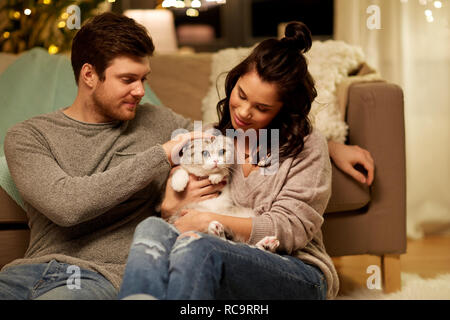 Coppia felice con il gatto di casa Foto Stock