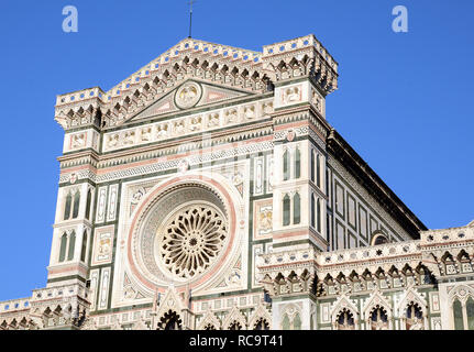 Particolare della facciata della cattedrale del Duomo di Firenze Foto Stock