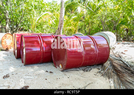 Tamburo olio barili sulla spiaggia in Polinesia francese Foto Stock