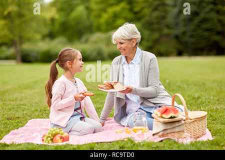 Nonna e nipote a picnic nel parco Foto Stock