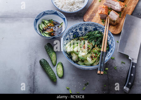 Stir-fried cavolo cinese e pancetta di maiale, cucina asiatica spazio copia Foto Stock
