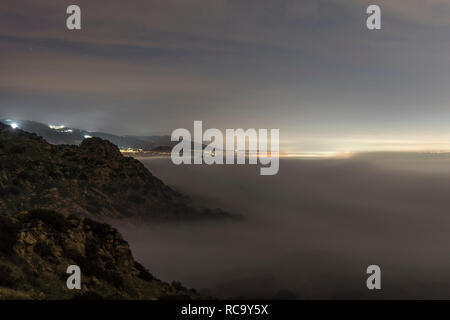 Foggy Dawn vista verso Porter Ranch in San Fernando Valley Ovest zona di Los Angeles in California del Sud. Foto Stock