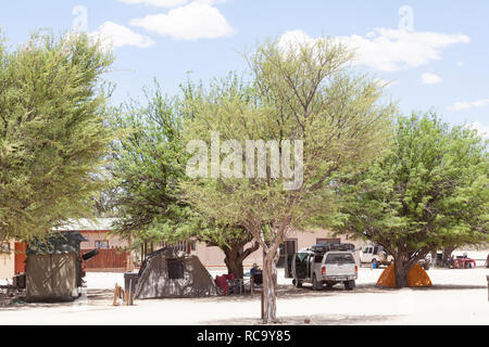 Camping con 4x4 veicolo a Nossob, Kgalagadi Parco transfrontaliero, Northern Cape, Sud Africa, a SAN Parchi campeggio con l'abluzione blocco dietro Foto Stock