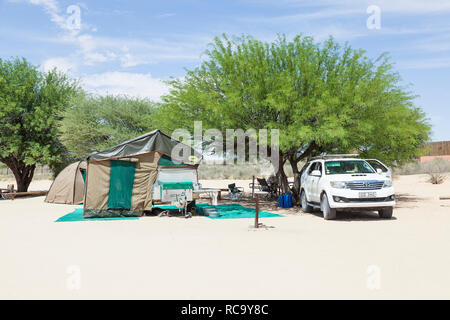 Camping con 4x4 veicolo a Nossob, Kgalagadi Parco transfrontaliero, Northern Cape, Sud Africa, a SAN Parchi campeggio Foto Stock