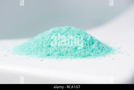 Chiusura del bagno himalayano cristalli di sale. Trattamento Spa, sfondo relax Foto Stock