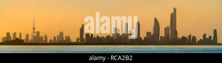 Skyline di Kuwait City al tramonto. Foto Stock