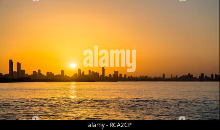 Skyline di Kuwait City al tramonto. Foto Stock