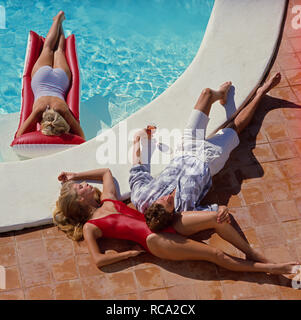 junge Menschen am Swimmingpool Foto Stock