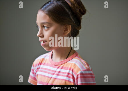 Ragazza sorridente mentre in una stanza. Foto Stock