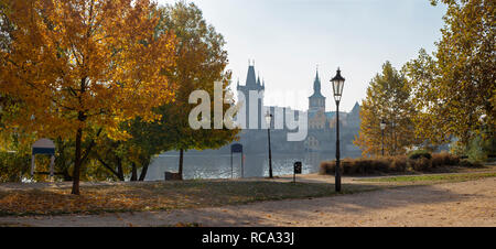 Praga - il look da promenade a Charles sposa in autunno la mattina. Foto Stock