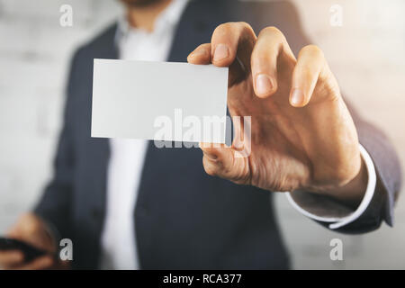 Imprenditore che mostra a mano bianca business card closeup Foto Stock
